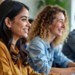 Pessoas diversas aprendendo online em laptops