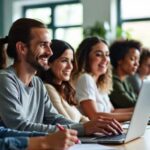 Pessoas estudando online em uma sala moderna